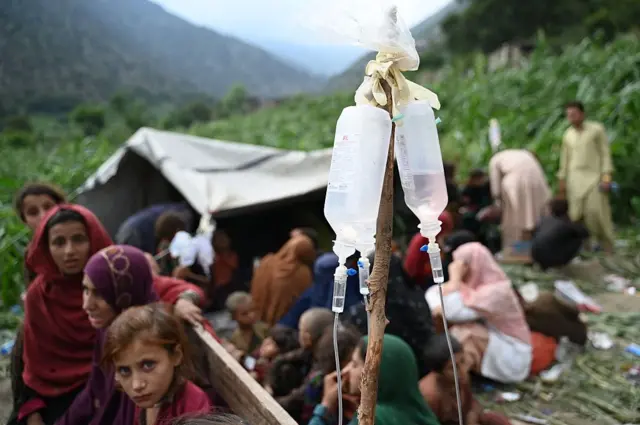 Медики оказывают помощь пострадавшим