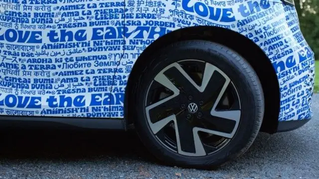 جمله «عاشق زمین باشید» به ۲۵ زبان از جمله فارسی نوشته شده است