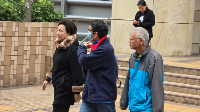 前香港民主党主席刘慧卿(左)与民主党前元朗区议员黄伟贤(中)离开西九龙法院大楼(22/1/2026)