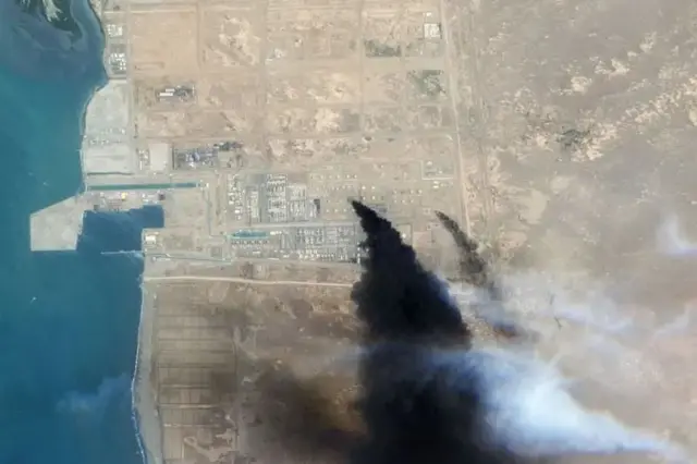 Picha za Satellite inayoonyesha moshi ukifuka kutoka kwa kiwanda cha kusafisha mafuta cha Aramcomjini Jizan, Saudi Arabia, baada ya shambulio la makombora na ndege zisizo na rubani za Houthi - Julai 26, 2026