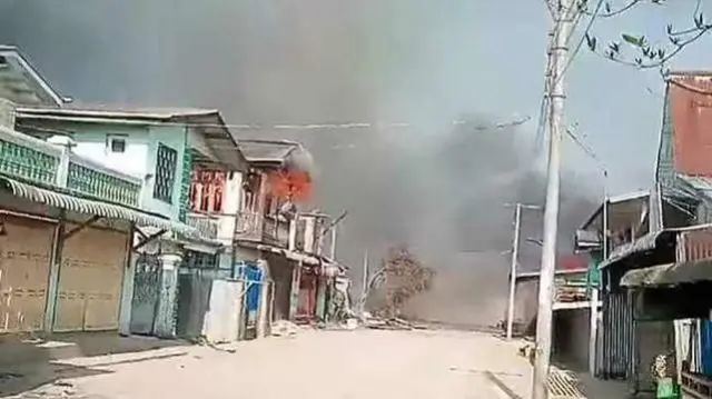 ဖားကန့်က တာမခန်ကျေးရွာမီးရှို့ခံရတဲ့မြင်ကွင်း