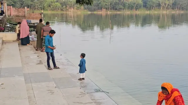 মাজারের এই দিঘিতেই কুমিরটি বাস করে