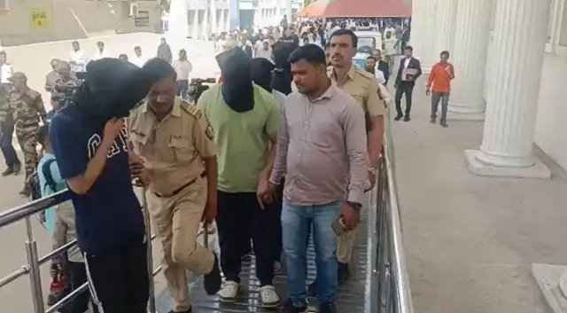 आरोपींना घेऊन जाताना पोलीस