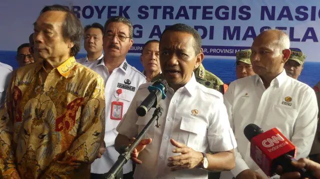 Menteri ESDM Bahlil Lahadalia (tengah) didampingi Kepala SKK Migas Djoko Siswanto (kanan), CEO INPEX Corporation Takayuki Ueda, dan Gubernur Maluku Hendrik Lewerissa (kedua kiri) memberikan keterangan pers, Kamis (16/7/2026).