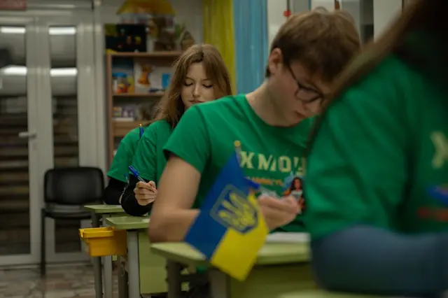 діти у школі сидять за партами