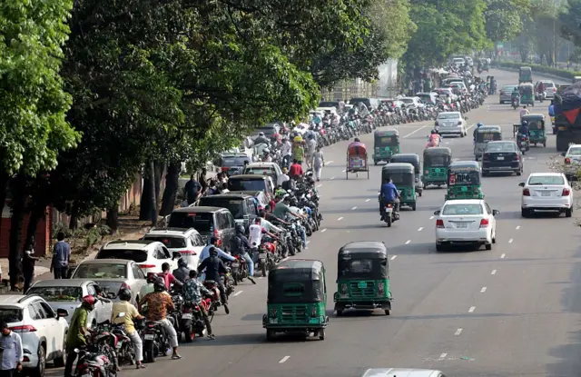 ঢাকায় জ্বালানি তেলের জন্য প্রাইভেটকার ও মোটরসাইকেলের সারি 