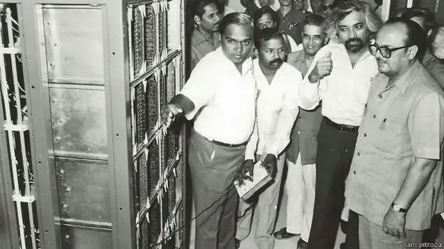 पूर्व केंद्रीय मंत्री अर्जुन सिंह के साथ सैम पित्रोदा.