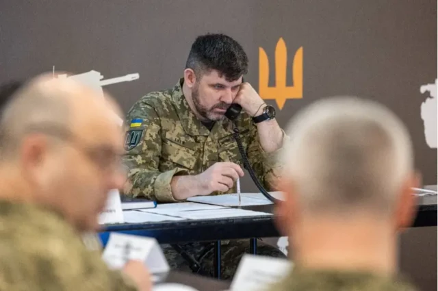 Начальник генштаба ВСУ Андрей Гнатов в форме с камуфляжем «пиксель» на заседании генштаба в марте 2025 года
