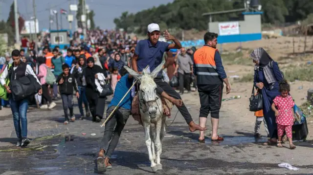 গাজার উত্তর থেকে দক্ষিণে সরে যাচ্ছে ফিলিস্তিনিরা