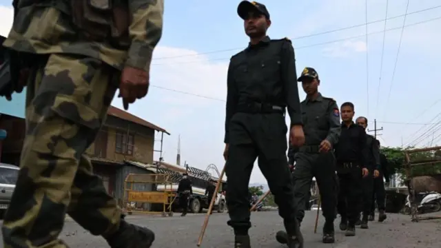 এক পুলিশ অফিসারকে হত্যার দায়ে দুজনকে ধরার পরেই দুদিন ধরে বিক্ষোভ চলছিল - প্রতীকী ছবি
