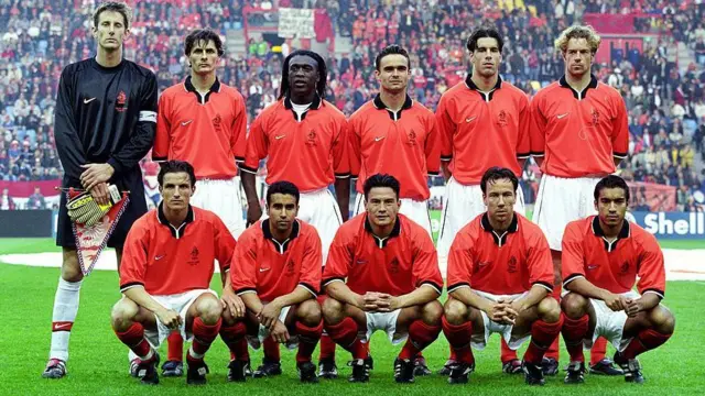 Dries Boussatta berbaris untuk Belanda sebelum laga persahabatan melawan Maroko di Arnhem pada 1999.