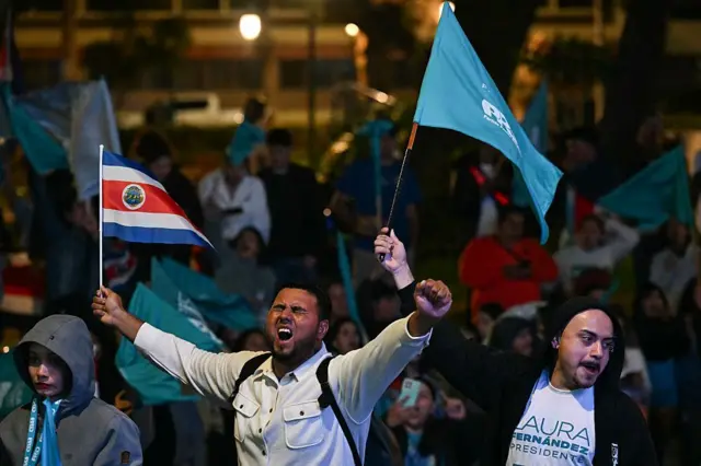 Los seguidores de Fernández salen a la calle a celebrar.