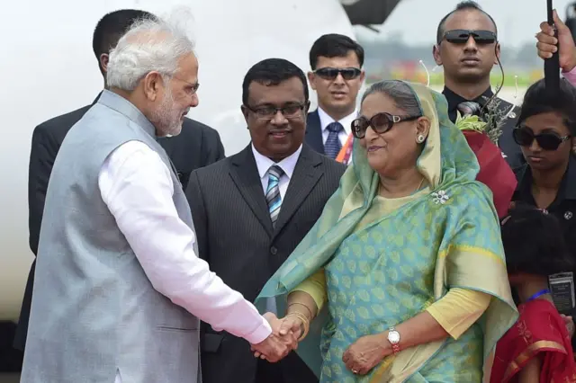 প্রধানমন্ত্রী নরেন্দ্র মোদীর সঙ্গে প্রধানমন্ত্রী শেখ হাসিনা। ঢাকা, ২০১৫