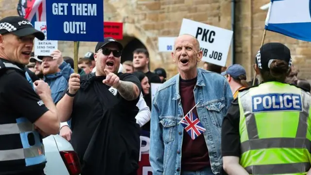 সম্প্রতি যুক্তরাষ্ট্রসহ বিভিন্ন দেশে অভিবাসন বিরোধী বিক্ষোভ দেখা গেছে