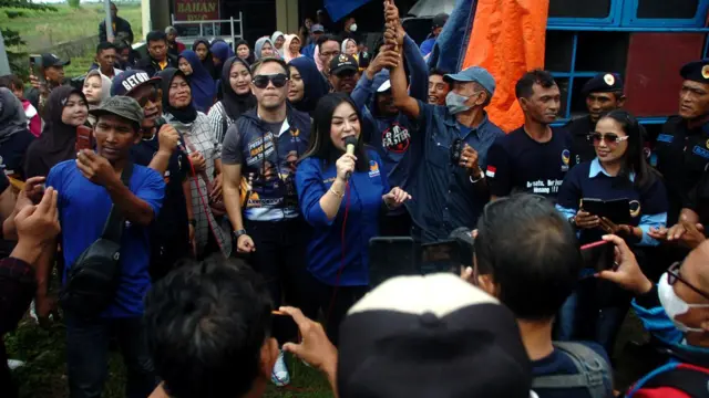 Wakil Ketua Bidang UMKM DPW partai NasDem Jawa Tengah Anisa Bahar (tengah) bernyanyi bersama kader dan simpatisan saat akan mendaftar di KPU Kabupaten Brebes, Jawa Tengah, Kamis (11/5/2023). 