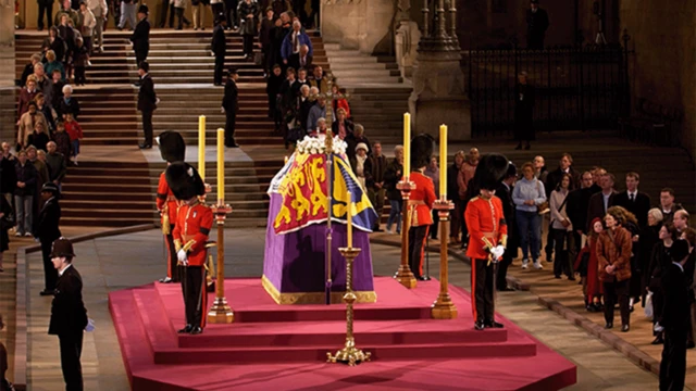 የ﻿ንግሥቲቱ እናት በሞቱ ጊዜ አስከሬናቸውን ለመሰናበት በሺዎች የሚቆጠሩ ሰዎች ለሰዓታት ተሰልፈው ጠብቀዋል