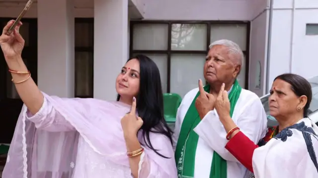 लालूप्रसाद यादव आणि राबडीदेवी यांच्यासह रोहिणी आचार्य.