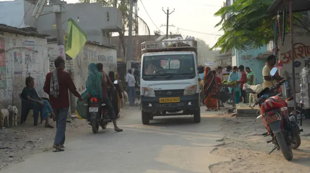 यहां के लोगों का कहना है कि हुसैनगंज़ बाज़ार की सड़कों को चौड़ा किया जाए 