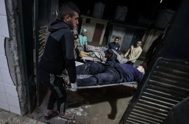 গাজায় আহতদের চিকিৎসা দেয়াও কঠিন হয়ে দাঁড়িয়েছে 