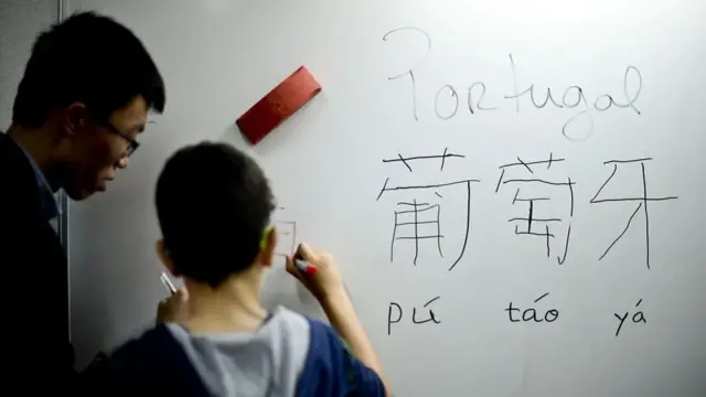 مدرس وطالب أثناء درس