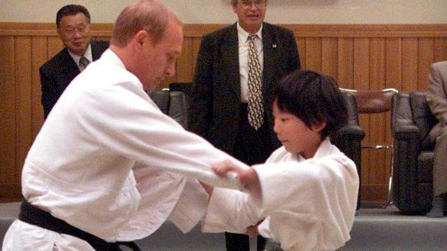 Putin lutando judô com menina