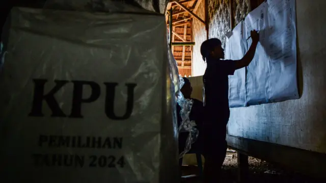 Anggota KPPS menghitung hasil surat suara saat penghitungan suara di TPS 01 Desa Kanekes, Lebak, Banten, Rabu (27/11/2024).