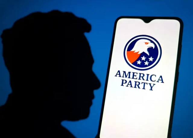 سایه ایلان ماسک بر پسزمینه آبی و یک موبایل که رو آن نوشته: حزب آمریکا