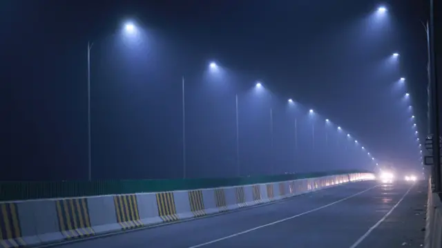 সড়ক বাতির ওপর শেড না দিলে তা আকাশের দিকে বিচ্ছুরিত হয়।