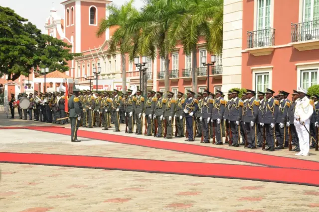 Des soldats en file