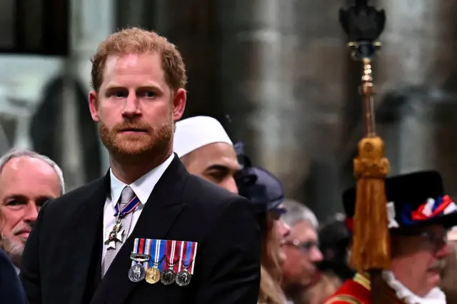 O príncipe britânico Harry, duque de Sussex, observa o rei Charles deixar a Abadia de Westminster após as cerimônias de coroação no centro de Londres em 6 de maio de 2023