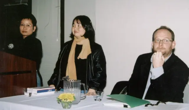 Nhà văn Phạm Thị Hoài, bìa trái, chị Nguyệt Cầm và giáo sư Peter Zinoman tại U.C. Berkeley tháng 2/2004 