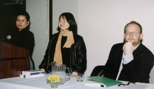 Nhà văn Phạm Thị Hoài, bìa trái, chị Nguyệt Cầm và giáo sư Peter Zinoman tại U.C. Berkeley tháng 2/2004