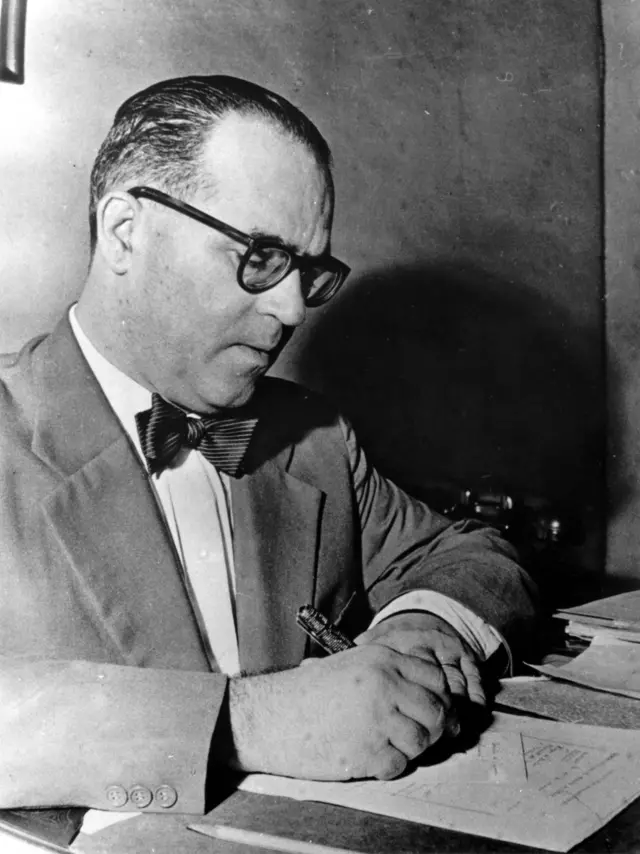 Guimarães Rosa em seu gabinete de trabalho, em 1958