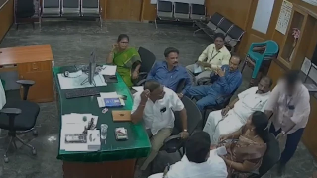 கவுன்சிலர் ரம்யாவின் காலில் விழும் முனியப்பன் 