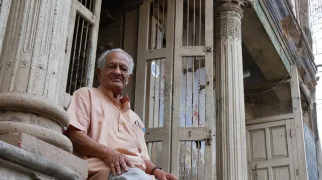 મકરંદ મહેતાએ “સાંપ્રદાયિક સાહિત્ય અને સામાજીક ચેતના: સ્વામીનારાયણ સંપ્રદાયનો એક અભ્યાસ 1800-1840” શિર્ષક સાથે એક રિસર્ચ પેપર પ્રસ્તુત કર્યું