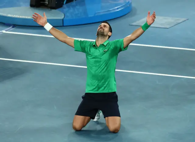 novak đoković na kolenima slavi prolaz u finale australijan opena