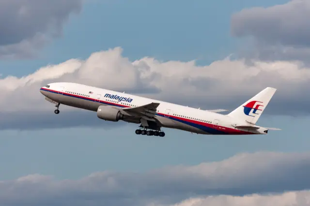 Un avión de Malaysia Airlines despejando.