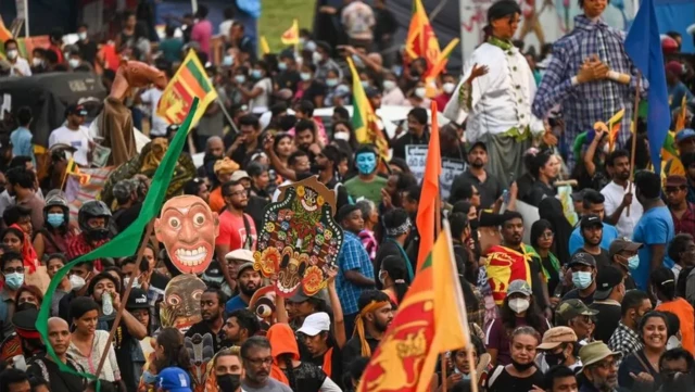 Vào năm 2022, các cuộc biểu tình tại Sri Lanka gồm hàng ngàn người đã trở nên thường xuyên, kéo dài trong hàng tháng