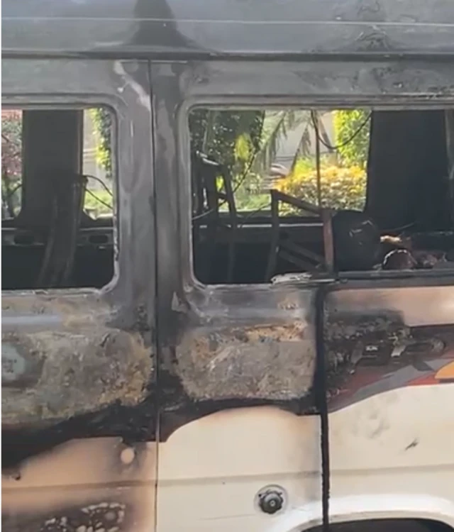 गाडीतून जवळपास 14 कामगार प्रवास करत होते.