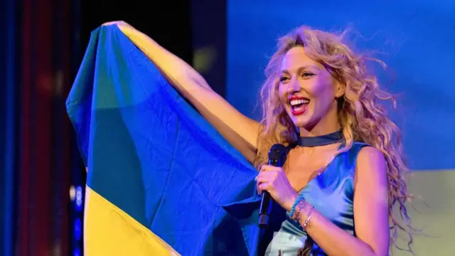 Оля Полякова з українським прапором