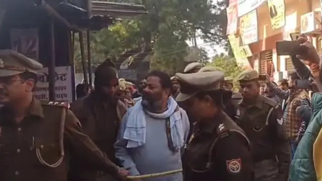 बहराइच हिंसा के अभियुक्त पुलिस की हिरासत में ले जाए जा रहे हैं