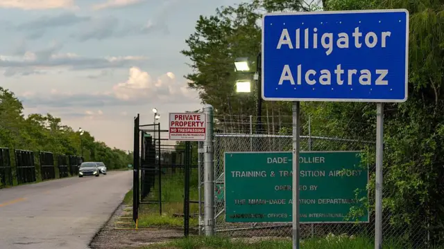 Một tấm biển Alligator Alcatraz được dựng bên ngoài trại