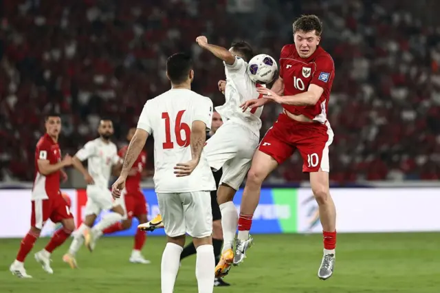 Ole Romeny berebut sundulan dengan pemain Bahrain dalam pertandingan kualifikasi Piala Dunia FIFA putaran ketiga Grup C Asia.