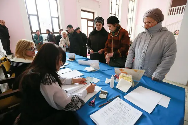 şəxsiyyət vəsiqəsi ilə səs verən seçici