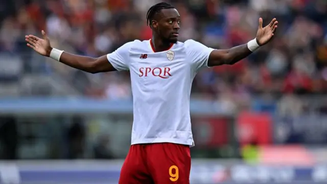 روی پیراهن آس رم حروف SPQR که نشان ملی روم باستان (برگرفته از کلمات مخفف مجلس سنا و مردم روم به زبان لاتین) است، دیده می‌شود