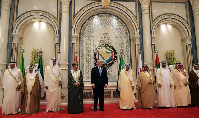 Donald Trump posa junto al rey de Arabia Saudita y otros líderes del país en una visita a Riad