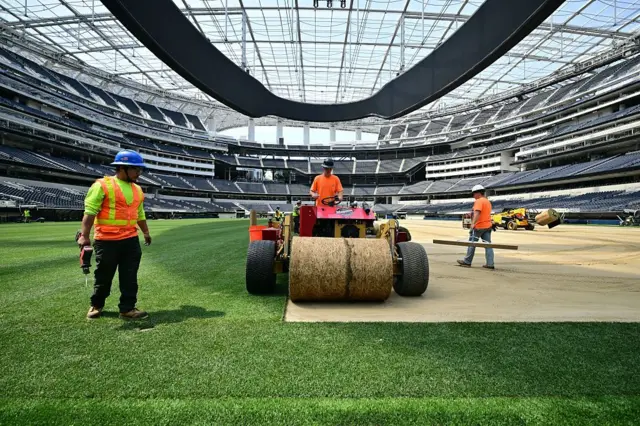 Funcionários instalam grama no Los Angeles Stadium para a Copa do Mundo de 2026, em 13 de maio de 2026
