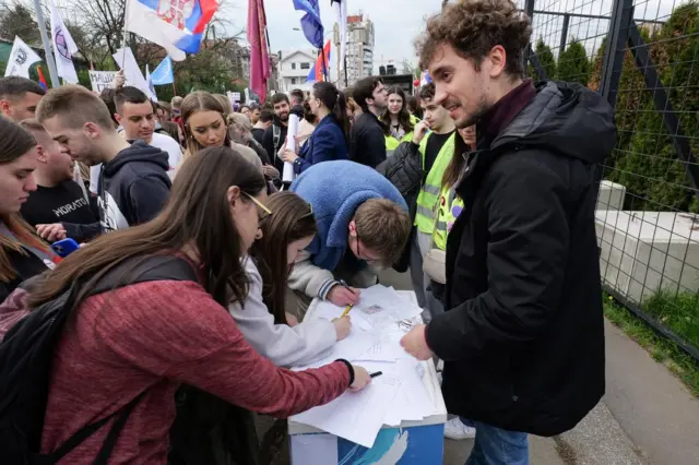 Potpisivanje peticije za ukidanje gradske frekvencije televiziji Informer