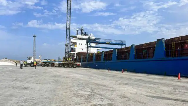 شاحنة تبدأ بتفريغ حمولة سفينة المساعدات التركية التي وصلت ميناء العريش