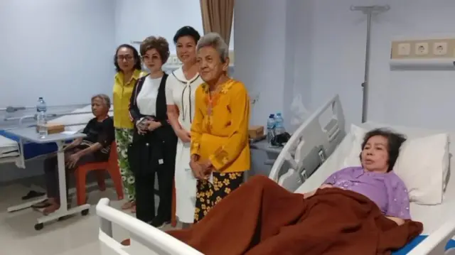 Rolin Rumeen (kanan) bersama sejumlah rekannya yang selamat dari insiden kebakaran di Panti Jompo Werdha Damai Kota Manado sedang menjalani perawatan di rumah sakit.